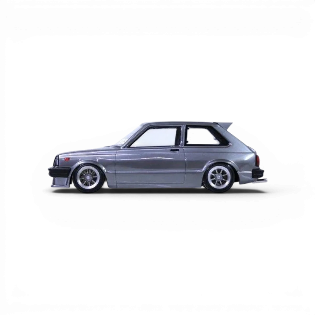 Modèle de voiture Toyota Starlet KP61 tardif en carrosserie Pandora RC, vue en détail avec design réaliste et finition précise.