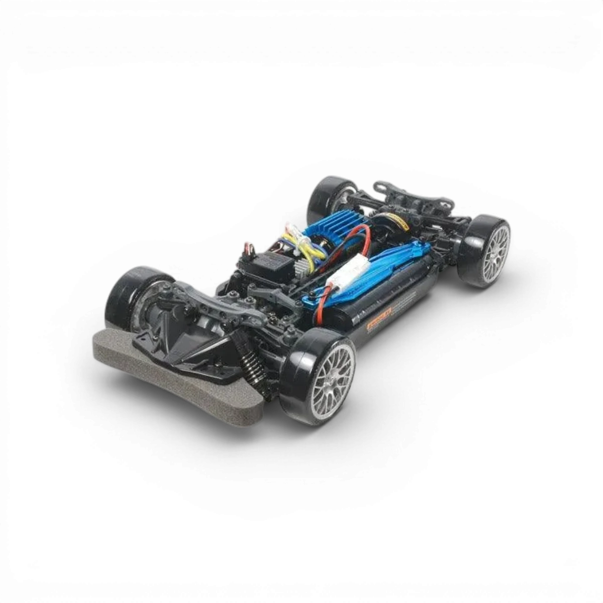 Kit de voiture téléguidée Tamiya Nissan GT-R Drift Spec TT-02D, vue détaillée du modèle de drift en plastique et composants.
